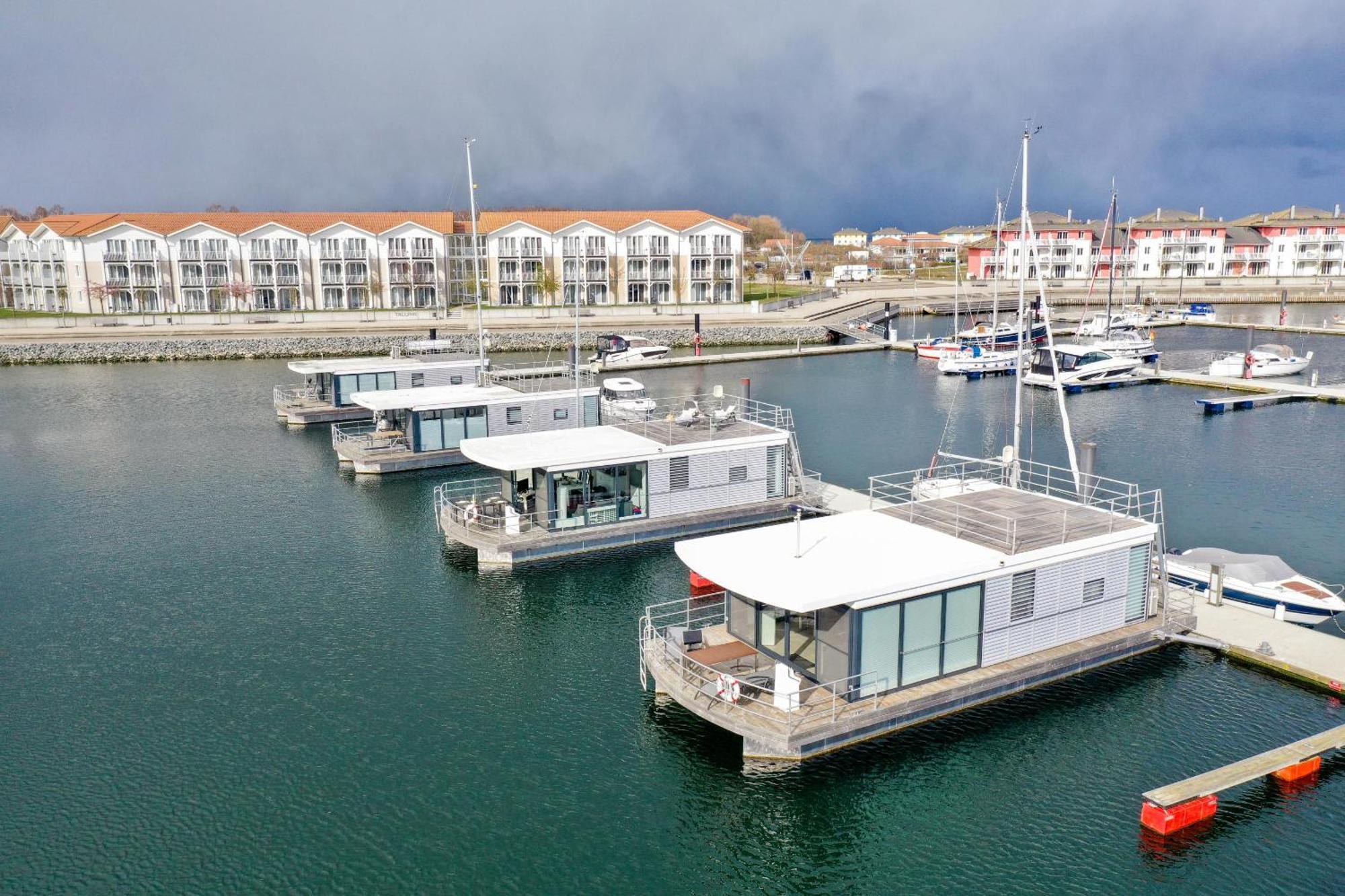 Exklusives Ostsee-Hausboot, Kueche Mit Spueler, Tv, Grosse Sonnenterrasse, 3X Kostenfreie Kfz-Parkplaetze, Klimaanlage, Bis Zu 6 Personen, 2X Baeder, Waschmaschine 博尔滕哈根 外观 照片