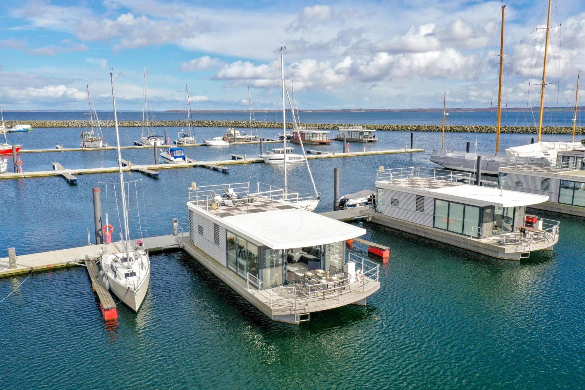 Exklusives Ostsee-Hausboot, Kueche Mit Spueler, Tv, Grosse Sonnenterrasse, 3X Kostenfreie Kfz-Parkplaetze, Klimaanlage, Bis Zu 6 Personen, 2X Baeder, Waschmaschine 博尔滕哈根 外观 照片
